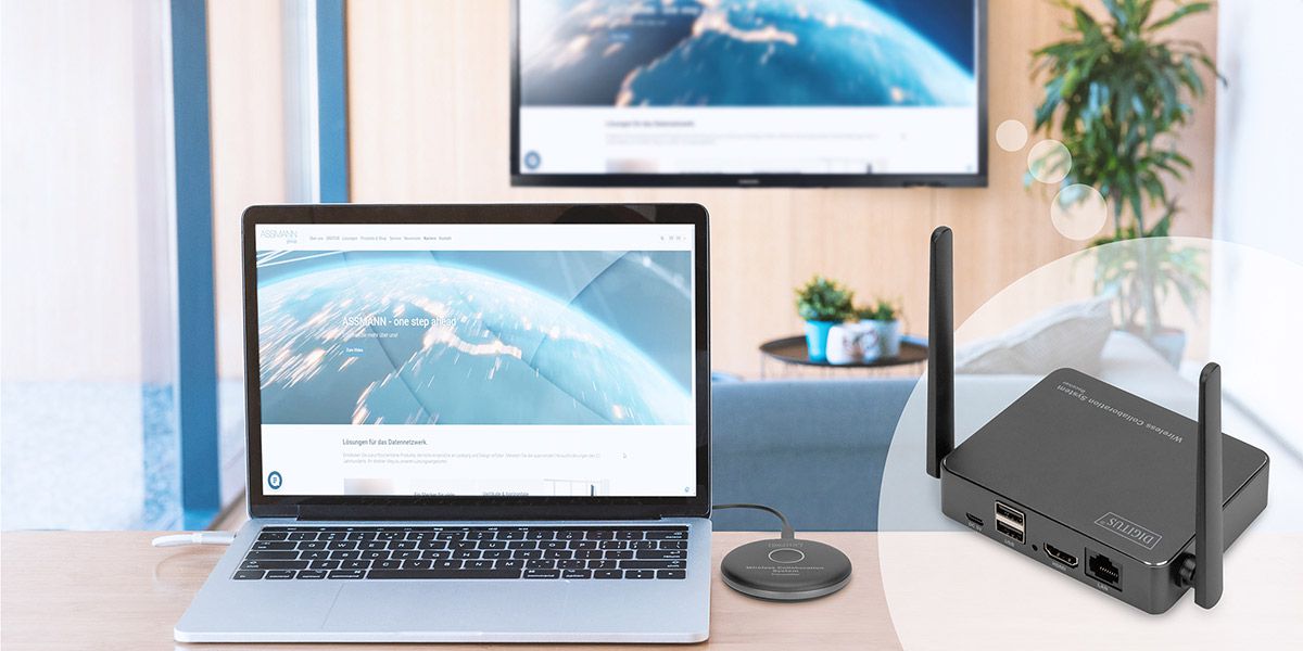 Click & Present Laptop mit DIGITUS® Wireless Collaboration System, HDMI-Transmitter und Empfänger, überträgt Inhalte auf TV im Konferenzraum.